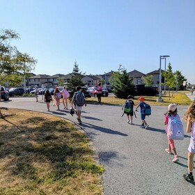 élèves qui marchent vers l'école