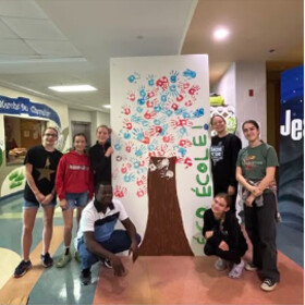 Élèves de l'école devant une affiche lors de la Journée de la Terre